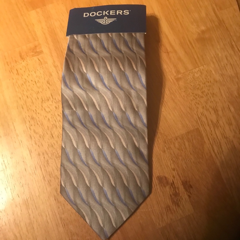 NWT Dockers - Men cream/green silk tie 56”L x 3.5W